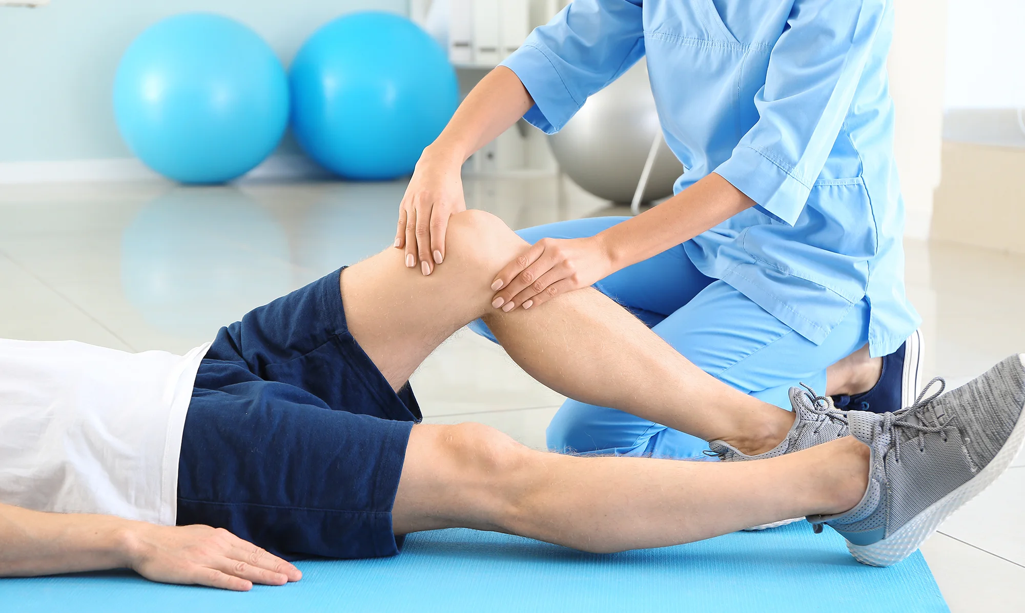 Physiotherapeutische Behandlung am Knie